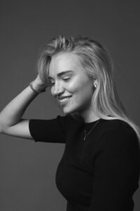 lachende blondine schwarzweiß