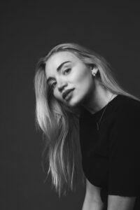 portrait von blondine in schwarz weiß