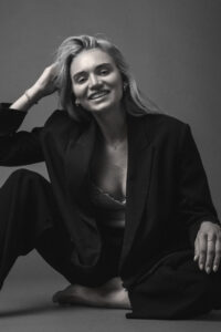 sitzende blondine in schwarz weiß optik