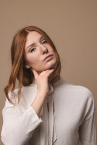 beiger hintergrund, portrait von frau