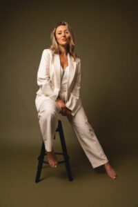 fotoshooting vor grünem hintergrund im foto studio