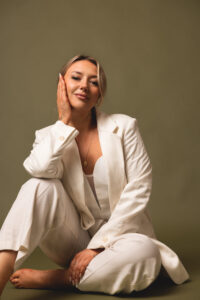 fotoshooting vor grünem hintergrund im foto studio